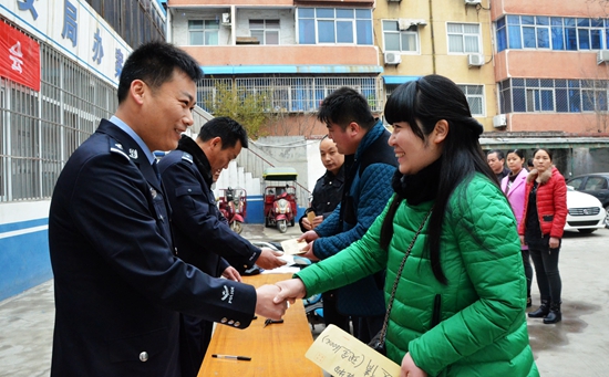 西平警方舉行公開(kāi)發(fā)還贓物大會(huì)（圖）