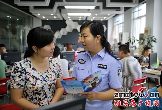 8月4日，駐馬店市公安局東高派出所社區(qū)民警走進(jìn)工地發(fā)放《公安消防宣傳手冊》和《公民消防安全常識(shí)》4.jpg