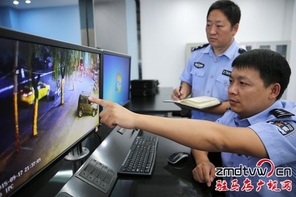 李浩(右一)和隊友研究案情.jpg