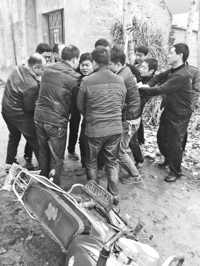 一男子懷揣利刃連害3條命 警察7小時擒兇