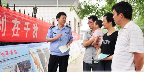 正陽縣公安局禁毒大隊向行人宣傳“預(yù)防毒駕、珍愛生命”常識
