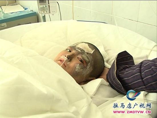 特別關(guān)注：深夜火災(zāi)一家三口兩人重傷，同窗好友集體救助_2014121420339.JPG