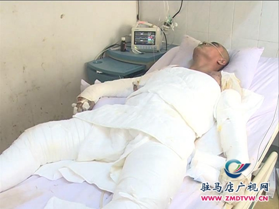 特別關(guān)注：深夜火災(zāi)一家三口兩人重傷，同窗好友集體救助_20141214203228.JPG