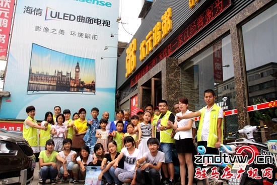 陽(yáng)光助學(xué)志愿者、受助學(xué)生、家長(zhǎng)在狀元鴻酒店合影留念.jpg