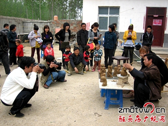 人們慕名到馬國發(fā)家觀看泥塑作品。_副本.jpg