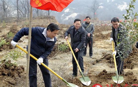 市四大班子領(lǐng)導(dǎo)義務(wù)植樹(shù)