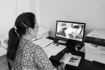 工作人員通過(guò)物聯(lián)網(wǎng)可視化系統(tǒng)，調(diào)度麥?zhǔn)辙r(nóng)機(jī)。