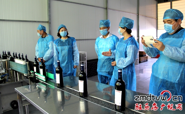 參觀葡萄酒生產(chǎn)車(chē)間.jpg