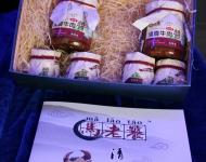 據(jù)了解，駐馬店清雅齋清真食品有限公司成立于2015年10月，是一家年輕的食品加工企業(yè)。公司位于駐馬店裝備產(chǎn)業(yè)集聚區(qū)，占地約2000平方米，擁有先進(jìn)的標(biāo)準(zhǔn)化生產(chǎn)設(shè)備和大型倉(cāng)庫(kù)。公司專(zhuān)注于清真類(lèi)食品的研發(fā)和加工，其主打的“馬老饕”牌清真牛肉醬和牛肉條，以我市豐富的夏南牛資源為原料基地，以獨(dú)特配方和加工工藝制成，填補(bǔ)了我市該類(lèi)食品加工業(yè)的空白。