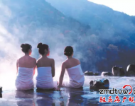 泡溫泉：嵖岈山溫泉度假酒店溫泉占地150畝，整個(gè)項(xiàng)目是由河南省乃至中原六省最大的溫泉項(xiàng)目。將中國(guó)的養(yǎng)生溫泉文化演藝的淋漓盡致。她將中國(guó)人的健康概念提升到一個(gè)高度。她引領(lǐng)的是一種健康的生活方式。溫泉水屬國(guó)家罕見(jiàn)的鈾溫泉，溫泉水富含氯、硫酸根、氟、氡、可溶性硅酸、鈉、鈣、鉀、鎂等30多種有益人體的礦物質(zhì)微量元素，常泡溫泉具有養(yǎng)生、美容、延年益壽等功效。