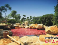 露天溫泉占地120畝，整個(gè)露天溫泉區(qū)溫泉養(yǎng)生功效泡池163個(gè)，及其的震撼和壯觀。室內(nèi)溫泉綜合服務(wù)樓，總面積2萬(wàn)平方米，一次性可接待約6000人。    優(yōu)惠活動(dòng)：   嵖岈山溫泉小鎮(zhèn)鉅惠會(huì)員卡提前預(yù)售，辦理前100名會(huì)員卡的，根據(jù)會(huì)員辦理繳費(fèi)情況，免費(fèi)贈(zèng)送嵖岈山溫泉門票，最多可贈(zèng)送100張，名額有限，贈(zèng)完為止！咨詢電話0396-4999999/4999906市內(nèi)：溫泉門票買二送一，買三送二地址：建業(yè)森林半島38號(hào)樓5單元6樓電話：15103812551    13839938576