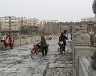 河南民間古建筑——宏濟橋位于河南省汝南縣城北，跨汝河，明代稱弘濟橋、博愛橋，清代稱迎恩橋，因靠近天中山又稱天中橋，現(xiàn)在以方位稱北關大橋。歷經400余年，安然挺立，為豫南地區(qū)著名的古橋梁。（圖/文野貓）