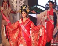 2015世界旅游小姐全球總決賽近日在吉隆坡落幕，61個(gè)國家和地區(qū)的61名佳麗參加了總決賽。最終，菲律賓選手獲得冠軍。烏干達(dá)選手和立陶宛選手分別獲得了第二名和第三名。圖為2015世界旅游小姐中國總決賽冠軍王汝妍驚艷亮相。