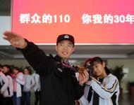 【駐馬店廣視網(wǎng)】（記者 朱劍鋒 通訊員 張華）1月10日，是全國第30個(gè)110宣傳日。駐馬店市公安局在1月10日前后，在全市范圍內(nèi)組織開展以“群眾的110，你我的30年”為主體的集中宣傳活動。1月8日上午，市公安局邀請近百名中學(xué)學(xué)生參觀駐馬店市局指揮中心大廳，了解指揮中心基本情況、市區(qū)接處警工作模式及所取得的顯著成效，學(xué)習(xí)正確報(bào)警和提高自身防范能力的知識。在駐馬店市局二樓大廳特殊警務(wù)支隊(duì)演示、展示97-1防暴槍、38mm防暴槍、85式狙擊步槍、92式自動手槍、9mm自動轉(zhuǎn)輪手槍、99式防爆服、管狀式網(wǎng)槍等輕型武器和部分防爆救援設(shè)備。 