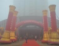 【駐馬店廣視網(wǎng)】（記者 朱劍鋒）1月9日上午，河南金地集團十周年大慶輝煌再出發(fā)活動在確山縣金地?盛世華庭隆重舉行。世界杰出華商協(xié)會主席、天九平臺投資集團總裁，湖南天九雙眾資產(chǎn)管理有限公司董事長姜正軍先生，中共確山縣委統(tǒng)戰(zhàn)部部長張萬兵等領導以及30多家新聞媒體記者出席慶?；顒?。十年金地，躬耕確山，在城市發(fā)展的歷史進程中，留下了濃墨重彩的一筆。從金地?愛民安置小區(qū)到金地?盛世華庭，金地家園作為確山宜居生活建設領航者和開拓者，持續(xù)為確山締造時代地標和人居典范工程，構筑城市最亮麗的風景線。