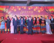 河南金地集團公司領導及全體演員上臺合影留念 。 大鵬一日同風起，扶搖直上九萬里。今天，金地家園將負黃牛之精神、懷鯤鵬之志向不斷尋求更高更新的突破，必將為實現(xiàn)中國夢而翱翔于天中大地!
