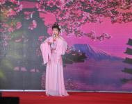 現(xiàn)場觀眾集體欣賞中華民族的傳統(tǒng)藝術——戲曲