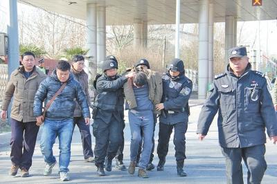 原陽金店劫犯鄭州落網(wǎng) 曾被店員誤認(rèn)為精神病