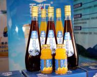 本地特色產(chǎn)品五龍口飲品飲品在優(yōu)質(zhì)果蔬原產(chǎn)地甄選上等的食材入料，在順應(yīng)大眾對(duì)產(chǎn)品營(yíng)養(yǎng)和口感雙重需求的前提下，融合傳統(tǒng)鮮榨工藝與現(xiàn)代科技，最大限度地保留果蔬的天然成分，最大限度地保持果蔬的芬芳。
