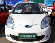 新能源電動(dòng)車(chē)成為消費(fèi)者的新寵，慢慢走近千家萬(wàn)戶(hù)。