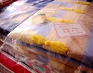 上蔡縣手織老粗布?xì)v史悠久，在汲取傳統(tǒng)的粗布文化精髓的基礎(chǔ)上開(kāi)發(fā)出既保持傳統(tǒng)粗布厚重拙樸的原始風(fēng)格，又帶有現(xiàn)代時(shí)尚氣息的老粗布工藝新品種，使這一民間傳統(tǒng)工藝得到了繼承與發(fā)展。