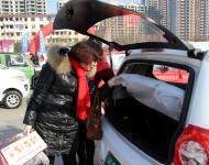 新能源電動(dòng)車(chē)成為消費(fèi)者的新寵，慢慢走近千家萬(wàn)戶(hù)。