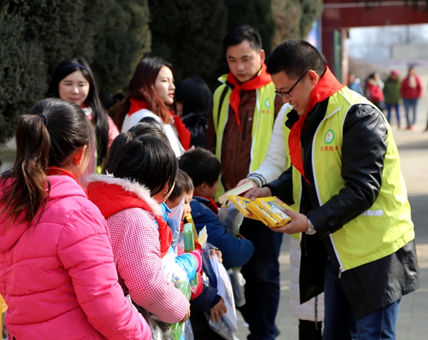 陽(yáng)光助學(xué)“濟(jì)韜書(shū)室”落戶(hù)蟻蜂鎮(zhèn)彭樓小學(xué)