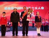 堅(jiān)持是一種精神更是一種力量，奉獻(xiàn)源自內(nèi)心對(duì)社會(huì)對(duì)他人懷有深沉的愛(ài)。十五年無(wú)償獻(xiàn)血，近7萬(wàn)毫升的獻(xiàn)血量，帶給無(wú)數(shù)人新的希望，那是生命的期盼、生命的奇跡、生命的延續(xù)、生命的輝煌。獻(xiàn)血公民——賈峰 