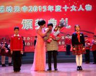 一個(gè)樸實(shí)、陽(yáng)光如鄰家小伙的帥氣青年，在危險(xiǎn)來(lái)臨之際奮不顧身?yè)湎蚧饒?chǎng)，與死神搏斗的日日夜夜仍念念不忘作為保安的職責(zé)。他的事跡感動(dòng)鵬城驛城、感動(dòng)天中、感動(dòng)大江南北。大愛(ài)真英雄，烈火中永生，柔肩擔(dān)道義，熱血鑄忠誠(chéng)。烈火忠魂——李到信