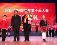 搏擊商海，創(chuàng)造本土連鎖超市的旗艦神話；回饋社會(huì)，把“愛(ài)與感恩”的理念根植于企業(yè)管理；體貼員工，讓每一個(gè)愛(ài)家人有幸福的歸屬和主人翁的驕傲。愛(ài)家屬于他，屬于每一位愛(ài)家員工，也屬于駐馬店這座城市。商海傳奇——王海周 