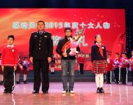 甘守清貧卻大方資助別人，忠于職責(zé)卻把對(duì)親人的愛(ài)深埋在心里。扎根基層保一方平安，他是百姓心中的守護(hù)神；心系群眾為人民著想，他是鄉(xiāng)親們心貼心的好所長(zhǎng)。貼心的所長(zhǎng)不該走。貼心所長(zhǎng)——夏明臣