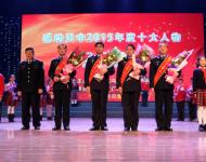 泌陽(yáng)縣公安局“8.25”特大電信詐騙案專案組困難重重渾不怕，利劍在手?jǐn)囟玖?。面?duì)復(fù)雜的金融詐騙，面對(duì)看不見(jiàn)的網(wǎng)絡(luò)黑手，他們精心布局、科學(xué)分工、縝密偵查、千里追蹤，全力挽救受害者的損失，終將特大犯罪團(tuán)伙繩之以法。泌陽(yáng)縣公安局好樣的！人民衛(wèi)士——泌陽(yáng)縣公安局“8.25”特大電信詐騙案專案組