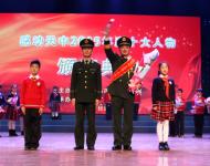 滄海橫流，方顯英雄本色。面對(duì)危險(xiǎn)義無(wú)反顧，他的從容讓人敬佩；處置事故身先士卒，他的身影讓人動(dòng)容。穿越生死為人們帶來(lái)平安，愛(ài)兵如子用生命書寫忠誠(chéng)。消防衛(wèi)士——董英俊 