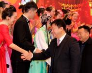 駐馬店人民政府市長(zhǎng)陳星、市政協(xié)主席劉軍甫、市政府常務(wù)副市長(zhǎng)張昕、市委宣傳部部長(zhǎng)戚存杰上臺(tái)與演職人員握手。