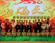 駐馬店人民政府市長(zhǎng)陳星、市政協(xié)主席劉軍甫、市政府常務(wù)副市長(zhǎng)張昕、市委宣傳部部長(zhǎng)戚存杰上臺(tái)與演職人員合影。