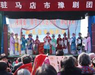 （記者 武帥 健豪）2月17日上午，由駐馬店市文廣新局主辦，市演藝中心（原市豫劇團）承辦的新春戲曲周在世紀廣場正式拉開帷幕。來自市演藝中心的戲曲名家們將在為期一周的時間里，為廣大市民奉獻一場精彩的節(jié)日戲曲大餐。