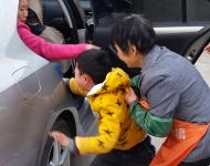 大年初八過完了，許多在城里打工的農(nóng)民工開始陸續(xù)返城，一個無法避免的問題再次發(fā)生，留守兒童和父母的分別。在邛崍臨濟鎮(zhèn)瑞林村，記者又看到了這傷心的一幕。40歲的植大姐是一個女快遞員，今天是她回成都準備上班的日子，7歲多的峰峰吵著要跟母親上成都，爺爺奶奶在一旁拉都拉不住，峰峰一直試圖向前拉住媽媽的手，嘴里一直說著“你們不能這樣對我。