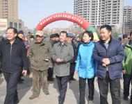       當(dāng)天上午，駐馬店市委常委、宣傳部長戚存杰，市政府副市長馮玉梅親臨現(xiàn)場慰問說書藝人并和市委宣傳部、文廣新局領(lǐng)導(dǎo)以及數(shù)千名市民一起觀看精彩的演出。