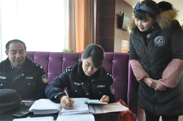 美女警花“兩會”值班與服務市民兩不誤