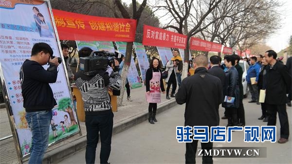 圖為<a  href='http://www.maboss.net'  title='駐馬店市' target='_blank' >駐馬店市</a>分公司開(kāi)展的<a  href='http://www.maboss.net/'  title='法制' target='_blank' >法制</a>宣傳受到駐馬店市政府領(lǐng)導(dǎo)們的肯定.jpg