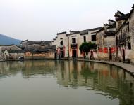 因一襲煙雨罩江南，兩袖清風(fēng)論古今。《臥虎藏龍》、《蘇乞兒》之類的經(jīng)典古裝動作片在宏村取景拍攝，