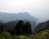 黃山原名黟山，因峰巖青黑，遙望蒼黛而名。后因傳說(shuō)軒轅黃帝曾在此煉丹，故改名為“黃山”。明朝旅行家徐霞客登臨黃山時(shí)，曾對(duì)黃山的秀麗這樣贊嘆：“薄海內(nèi)外之名山，無(wú)如徽之黃山。登黃山，天下無(wú)山，觀止矣！”被后人引申為“五岳歸來(lái)不看山，黃山歸來(lái)不看岳”。（攝影/水墨丹青）