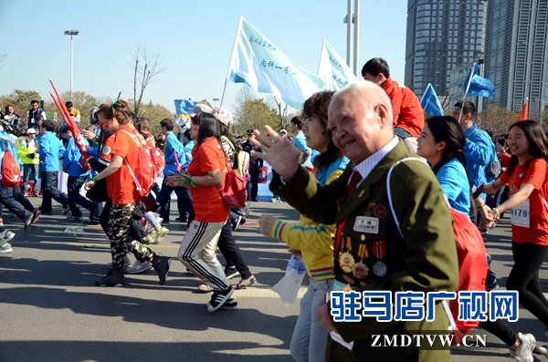 17.一名老兵在賽道上向圍觀群眾揮手，感謝他們的加油助威。通訊員 劉名洋攝.JPG