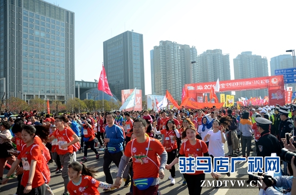11.馬拉松開跑，跑友們向終點(diǎn)沖去。通訊員 劉名洋攝.JPG
