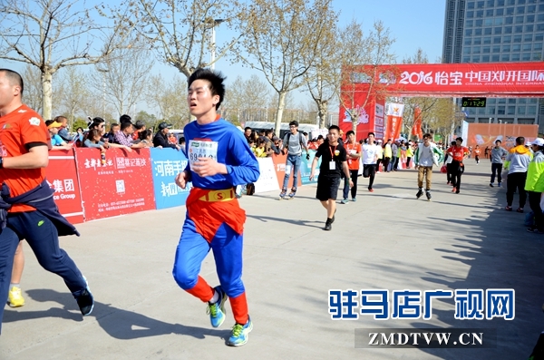 16.身著超人服裝參加鄭開馬拉松比賽。通訊員 劉名洋攝.JPG