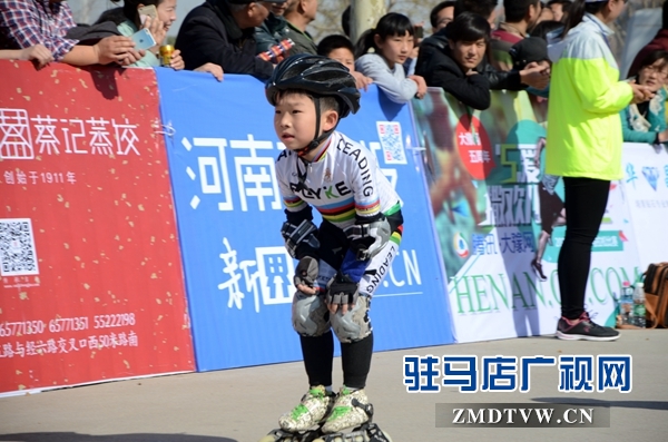 24.一位小朋友滑著輪滑在賽道上飛馳。通訊員 劉名洋攝.JPG