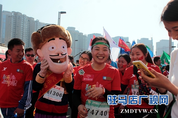 15.卡通人物光頭強(qiáng)助陣鄭開馬拉松。通訊員 劉名洋攝.JPG