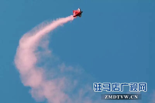 2016國際山地運(yùn)動(dòng)暨西游文化節(jié)在嵖岈山開幕 翼裝飛行