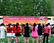 大賽吸引很多人參加（上圖）?！抉v馬店廣視網(wǎng)訊】（記者 蘇莎）多彩生活，幸福年華。4月17日上午9時，由駐馬店市總工會、 駐馬店市婦女聯(lián)合會主辦的“中原銀行杯”2016駐馬店首屆廣場舞大賽，在駐馬店市黃淮學(xué)院北區(qū)操場開幕。