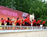 參賽隊伍表演（上圖）。據(jù)了解，“多彩生活 幸福年華”中原銀行杯2016駐馬店首屆廣場舞大賽于今年3月啟動，全市共有47支舞蹈隊報名參加，近千名廣場舞愛好者參與大賽。大賽分為海選、預(yù)選賽、市區(qū)決賽、全市總決賽四個場次，通過線上與線下結(jié)合的方式，廣泛傳播健康健身的新理念。通過組織豐富多彩、貼近生活、群眾喜聞樂見的廣場舞、健身舞文化體育健身展示、交流、比賽活動，從而推動全市廣場舞愛好者廣泛參與，樹立全民健身的良好社會風(fēng)尚和健康文明生活方式的形成。